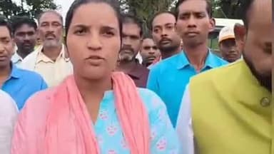 मानपुर: चहली मोड़ पर धरना, BDC रोशनी सिंह ने कहा- जनप्रतिनिधियों को कुचल रही भाजपा सरकार