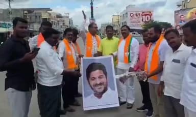 హత్నూర: నర్సాపూర్ లో సీఎం రేవంత్ రెడ్డి ఫ్లెక్సీ దహనం చేయడానికి బిజెపి నాయకులు యత్నం, అడ్డుకున్న పోలీసులు