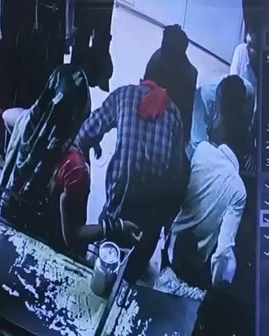 कोलारस: कोलारस में चोर ने फेरीवाले की जेब से ₹10 हजार उड़ाए, सीसीटीवी में कैद हुई वारदात