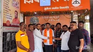 वरोरा: वरोरा येथील शिंदे शिवसेना कार्यालयात युवासेना उबाठा गटाचे शहरप्रमुख प्रज्वल जानवे यांचा शिवसेना (शिंदे) पक्षात प्रवेश