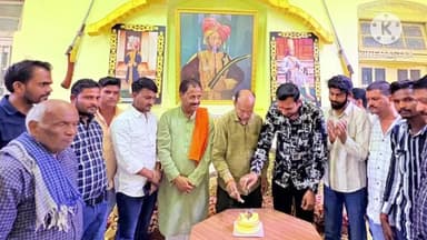 हर्रई: हरई के राजमहल में विधायक कमलेश प्रताप शाह ने भाजपा नेता शिबू पटेल का केक काटकर जन्मदिन मनाया