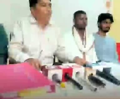 झाबुआ: झाबुआ में अवैध शराब के खिलाफ आदिवासी विकास परिषद के मिथियास भूरिया ने की प्रेस कॉन्फ्रेंस