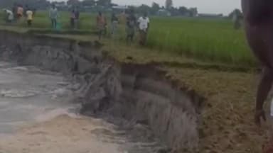 মানকাচৰ: আজিও হাজিৰহাটত অব্যাহত আছে ব্ৰহ্মপুত্ৰৰ প্ৰবল গঢ়াখহনীয়া,কৃষক ৰাইজৰ মাজত সৃষ্টি হৈছে হাহাকাৰ অৱস্হাৰ