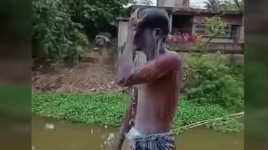 নওদা: নওদায় দুই সন্তানকে রেখে পর পুরুষের সঙ্গে পালিয়ে গেছে স্ত্রী, সেই দুঃখে-আনন্দে দুধ ঢেলে স্নান করল স্বামী, ভাইরাল ভিডিও