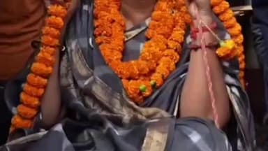 सोनबरसा: सोनबरसा में निर्दलीय उम्मीदवार को बालूशाही मिठाई से तौला गया, वीडियो सामने आया