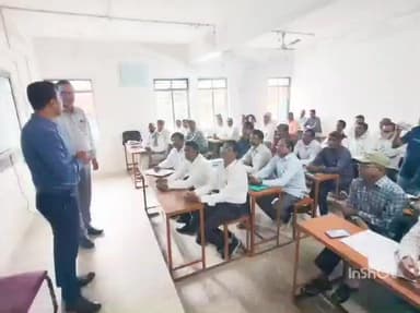 थांदला: थांदला में मतदाता सूची के पुनरीक्षण के लिए मास्टर ट्रेनर द्वारा बीएलओ को दिया गया प्रशिक्षण