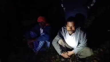 लोहरदगा: लोहरदगा में दो जुआ अड्डों पर पुलिस का शिकंजा, 10 जुआरी गिरफ्तार, नकदी व बाइक बरामद