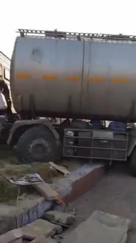 जोधपुर: जोधपुर के झालामंड चौराहे पर अनियंत्रित टैंकर की मुठभेड़ से बाल-बाल बचे लोग