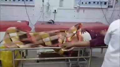 जमुई: हरियरपुर गांव में पुरानी रंजिश के चलते दबंग पड़ोसियों ने युवक को बेरहमी से पीटा, उसे सदर अस्पताल में कराया गया भर्ती