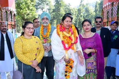 अजौली स्कूल में वार्षिक पुरस्कार वितरण समारोह संपन्न, मुख्य अतिथि बनीं . नसीमा बेगम — बच्चों की शिक्षा के लिए सरकार कर र...