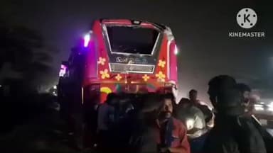 மண்மங்கலம்: மன்மங்கலம் அருகே அரசு பேருந்து ஐயப்பன் பக்தர் வேன் மீது மோதியதில் 5 பேர் காயம்