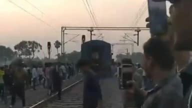 उदवंत नगर: कारीसाथ रेलवे स्टेशन पर बड़ा हादसा टला, तेज रफ्तार चलती ट्रेन दो हिस्सों में बंटी, यात्रियों में मची हड़कंप