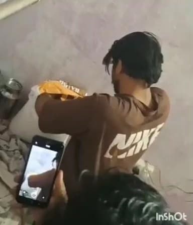 एत्मादपुर: गांव उजरई में मकान कब्जे को लेकर 2 पक्षों में हुई मारपीट, पिस्तौल तानने का आरोप, छानबीन में आटे के कट्टे से मिली पिस्तौल