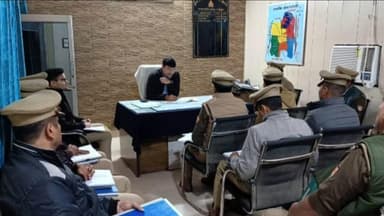 कांठ: एसपी देहात कुंवर आकाश सिंह ने थाना छजलेट में पुलिस कर्मियों के साथ की बैठक, दिए आवश्यक दिशा निर्देश