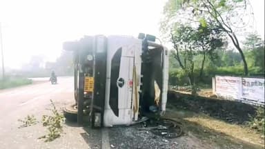 शाहनगर: कटनी-पन्ना मुख्य मार्ग NH-43 पर बड़ा हादसा, कचौरी मोड़ के पास कोयला से भरा ट्रक पलटा, चालक मामूली रूप से घायल