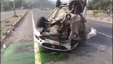 आबू रोड: आबूरोड के नेशनल हाईवे चांदमारी पर हुआ सड़क हादसा, अनियंत्रित होकर डिवाइडर और पोल से टकराकर पलटी कार