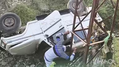अरनोद: बरखेड़ी पुलिया पर बोलेरो पलटी, चालक सुरक्षित — ठेकेदार की लापरवाही से बढ़ा हादसे का खतरा