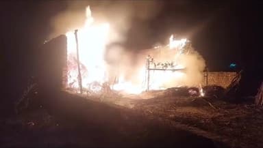 सहसवान: जरीफनगर थाना क्षेत्र में घर के हिस्से में बनी पशुशाला में लगी आग, 20 हजार रुपये की नगदी व घरेलू सामान जलकर हुआ राख