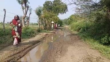 अंजड़: अंजड़ से गोलाटा गांव जाने वाली सड़क पर बह रहा गटर का गंदा पानी, लोग परेशान