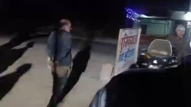 किरावली: किरावली में चोर को दबोचकर पुलिस के हवाले किया गया