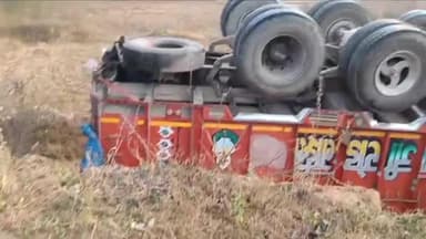 रंका: रंका-रमकंडा मार्ग पर दो मालवाहक वाहनों की भीषण टक्कर, ओवरलोडिंग और तेज रफ्तार बनी हादसे का कारण