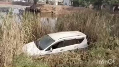 बेमेतरा: बेमेतरा के मोहभट्टा वार्ड क्र.06 में तेज रफ्तार अनियंत्रित इनोवा कार तालाब में घुसी, बाल-बाल बचा कार चालक