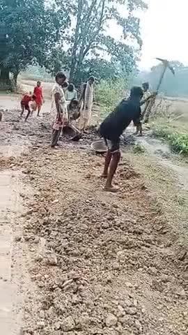 जोहार ग्राम लुईया ओर राईदोर की ओर से गया हुआ रोड की स्थिति किया है आप ही देख लीजिए यह स्थिति ग्राम लुईयाटोंटो प्रखंड बुं