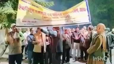 बहराइच: बहराइच जिले में सेवानिवृत्त कर्मचारी एवं पेंशनर्स एसोसिएशन के पदाधिकारियों ने किया प्रदर्शन और निकाली कैंडल मार्च