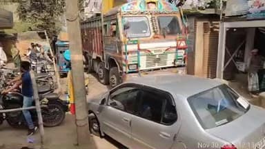 মুরারই ১: রাজগ্রাম পশ্চিম বাজার স্টেশন রোডে যানজটে নাজেহাল স্থানীয়দের, রাস্তা সংকীর্ণর কারণ রোজ লাগে যানজট