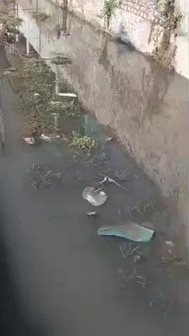 दुनका रोड का हल और लोगों को आने जाने में दिक्कत हो रही है कई बच्चे गिर चुके हैं