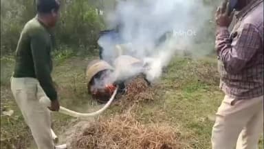 चिरैया: चिरैया पुलिस ने एक भट्टी पर बन रहे 1600 लीटर शराब को किया नष्ट