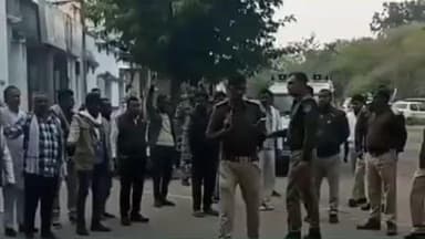 नौगांव: नौगांव थाने में गुंडा परेड आयोजित, थाना प्रभारी बाल्मिक चौबे रहे मौजूद!