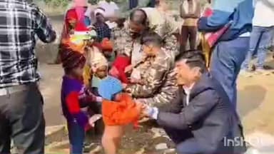 मेराल: "आईये खुशियां बांटें" अभियान के तहद एसडीएम मेराल प्रखंड के गेरुआसोती गांव में बाटे गर्म कपड़े।