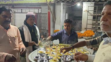 29.11.2025 खिचड़ी वितरण मधेशिया वैश्य महासभा के जिला अध्यक्ष श्री गणेश गुप्ता जी ने खिचड़ी वितरण का किया शुभारंभ