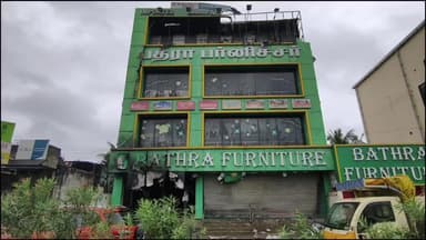 வேளச்சேரி: மல்லிகருணையில் உள்ள பத்ரா பர்னிச்சர் ஷோரூம் இல் பல கோடி மதிப்புள்ள பொருட்கள் தீயில் எரிந்து நாசம் போலீஸ் விசாரணை