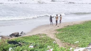 திருவொற்றியூர்: திருவெற்றியூர் எண்ணூர் ராமகிருஷ்ணா நகர் உள்ளிட்ட பகுதிகளில் புயல் காரணமாக போலீஸ் பாதுகாப்பையும் மீறி கடற்கரையில் செல்பி எடுத்த பொதுமக்கள்