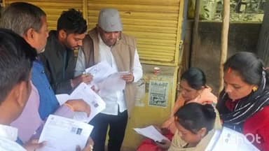 बेमेतरा: बेमेतरा के वार्ड पांच में चुनाव आयोग के मतदाता सूची पुनरीक्षण कार्य का जायजा नगर पालिका के अध्यक्ष विजय सिन्हा ने लिया