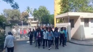 ગારિયાધાર: કમોસમી વરસાદના કારણે રોજીરોટી ગુમાવનાર બોહળી સંખ્યામાં ખેત મજૂરો મામલતદાર કચેરીએ સહાયની માંગ સાથે પહોંચ્યા#