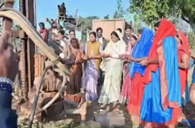 सामरी कुसमी: दशकों बाद बरपानी गांव में आसान पानी के लिए हुआ बोर खनन, विधायक ने किया पूजा-अर्चना