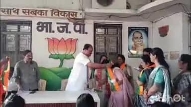 हिंगणघाट: न.प.निवडणुकीच्या तोंडावर राकॉपा शरद पवार पक्षाच्या जिल्हा सचिव सुचिता सातपुते यांच्यासह अनेक महिला कार्यकर्ते भाजपात