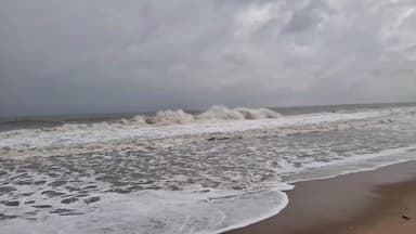 மரக்காணம்: டிட்வா புயல்காரணமாக அனுமந்தை மீனவ கிராமத்தில் கடல் சீற்றமாக உள்ளது 500 விசை படகுகள் கரையோரம் நிறுத்தி வைத்துள்ளனர்