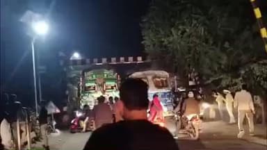 नौगांव: हरपालपुर में रेलवे क्रॉसिंग पर दो ट्रक खराब होने से लगा लंबा जाम, 12 घंटे तक रही स्थिति