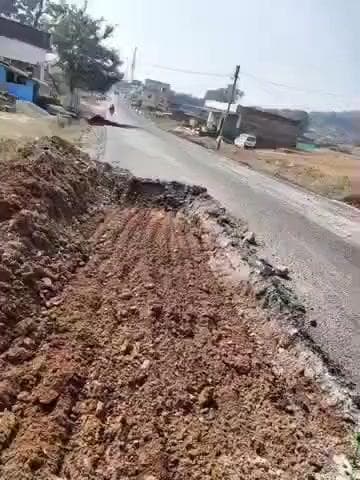 सामरी कुसमी: 17 करोड़ की लागत से बनने वाली सड़क एक दिन भी नहीं टिकी, विभाग ने जेसीबी से उखाड़ी सड़क