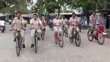 ప్రత్తిపాడు పోలీసులు సైకిల్ తో భారీ ర్యాలీ