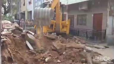 અમીરગઢ: ઈકબાલગઢ ખાતે તંત્ર દ્વારા બિનઅધિકૃત કાચા અને પાકા દબાણો તોડી પાડ્યા