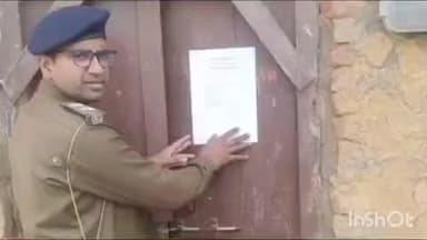 बरौली: बरौली थाना क्षेत्र में पुलिस ने 10 फरार आरोपियों के घर पर इश्तहार चिपकाया