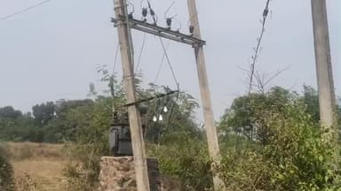 गोबिंदपुर राजनगर: समाजसेवी अजय कुमार गोप के प्रयास से पांच महीने बाद अंधेर गांव में जगी रोशनी, लगा 25 KVA का नया ट्रांसफॉर्मर