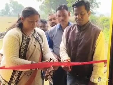 घाटशिला: कालचीति पंचायत भवन में ज़िप सदस्य ने फीता काटकर एक दिवसीय रक्तदान शिविर का किया उद्घाटन