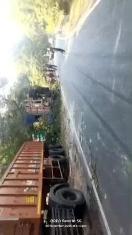 लोहरदगा से चंदवा जाने वाले मुख्य मार्ग पर एक बड़ा हादसा होते-होते टल गया, जहाँ एक अनियंत्रित ट्रक सड़क किनारे तालाब में