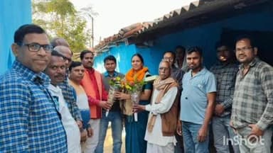 मेराल: पूर्व मुखिया को सहायक आचार्य बनने पर विधायक प्रतिनिधि ने घर जाकर किया सम्मानित